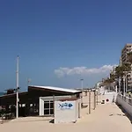 Romantica Vista Al Paseo Maritimo De *