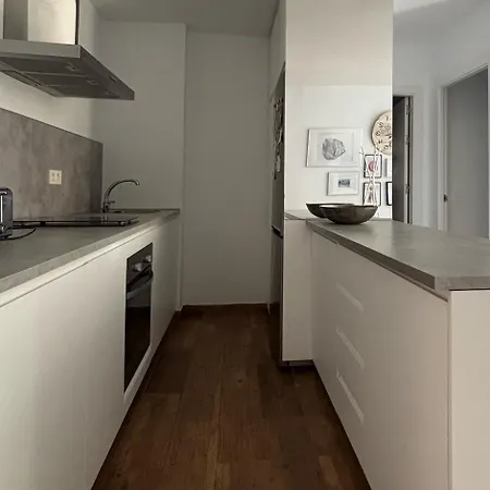 Romantica Vista Al Paseo Maritimo De *