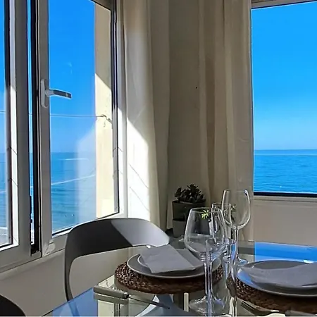 Romantica Vista Al Paseo Maritimo De *