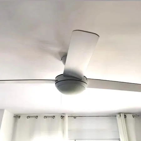 Romantica Vista Al Paseo Maritimo De *