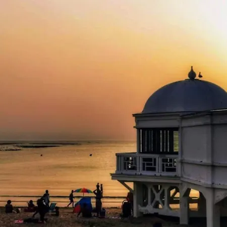 Romantica Vista Al Paseo Maritimo De Cadiz