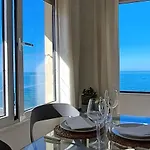 Romantica Vista Al Paseo Maritimo De *
