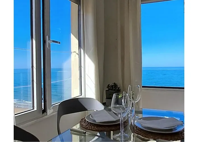 Romantica Vista Al Paseo Maritimo De *