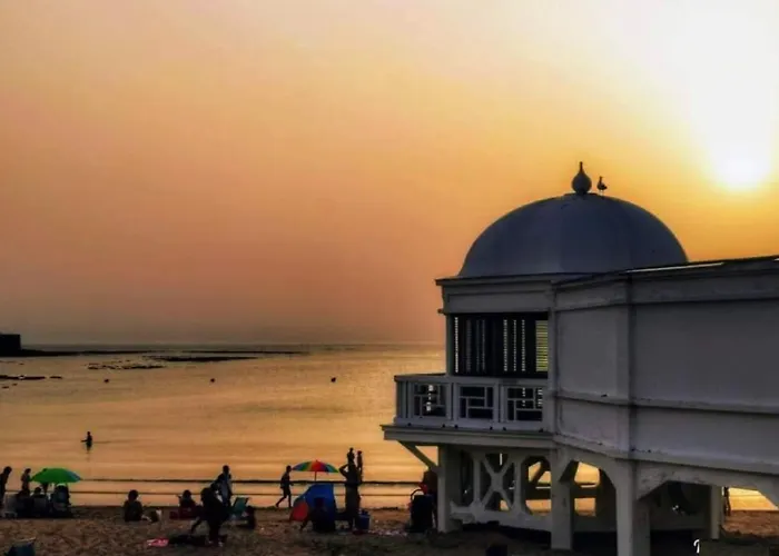 Romantica Vista Al Paseo Maritimo De Кадис